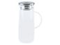 Une carafe en verre avec un couvercle en métal et un filtre.
