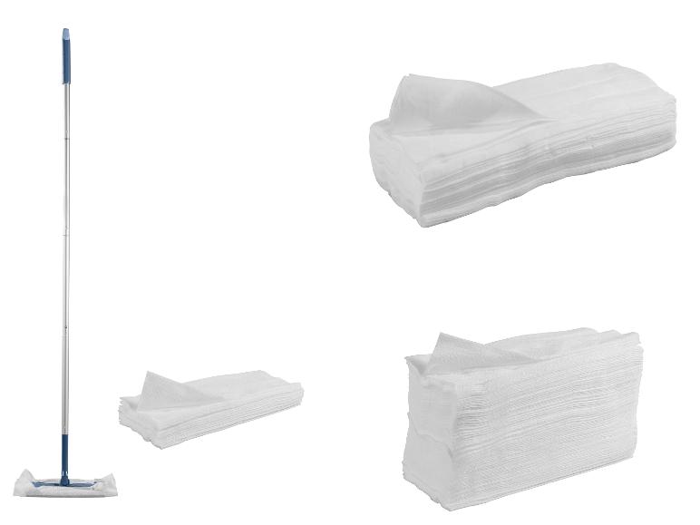 Serpillière avec lingettes jetables et piles de lingettes de nettoyage blanches.