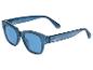 Lunettes de soleil bleues avec verres foncés.