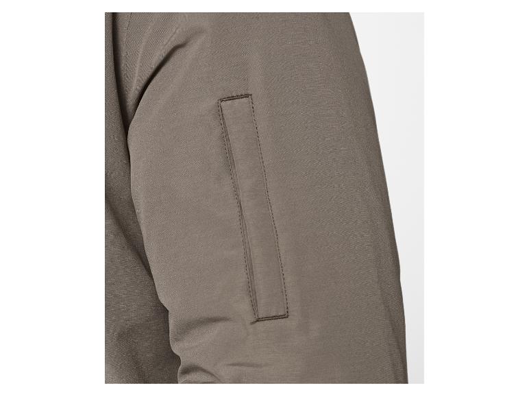 Manche grise en tissu d'une veste avec poche.