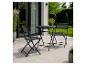 Ensemble bistro noir avec deux chaises pliantes et une table ronde sur une terrasse.