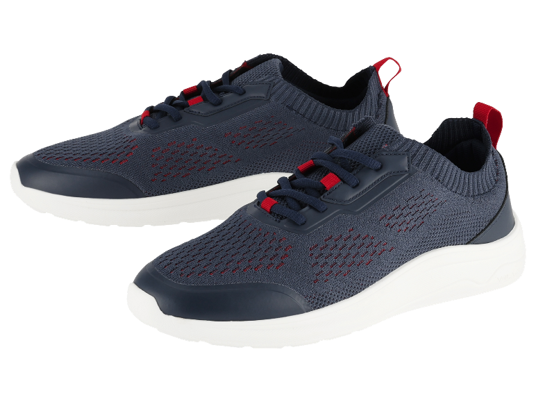 Une paire de baskets en maille bleu marine avec des détails rouges.
