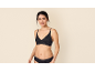 Femme en soutien-gorge et culotte côtelés noirs