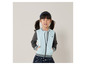 Une fille porte une veste bomber bleu clair avec des étoiles et une jupe bleu foncé avec des étoiles.