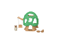Figurine d'écureuil avec un ensemble de jeu cabane dans les arbres, comprenant une balançoire, une table et une chaise.