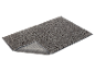 Tapis de bain gris, doux et absorbant.