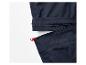 Gros plan sur un pantalon bleu foncé avec une fermeture éclair rouge.