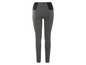Leggings grises avec une ceinture noire.