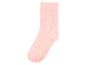 Une chaussette rose à pois blancs.