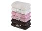 Pile de serviettes de bain en blanc, rose et brun foncé avec un motif floral.