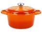 Cocotte en fonte orange avec couvercle et poignée argentée.