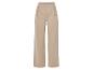 Pantalon large beige à boutons dorés.