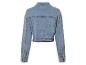 Une veste en jean bleu clair à manches longues.