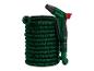 Un tuyau d'arrosage vert Parkside avec pistolet.