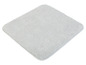 Un tapis de bain doux et gris.