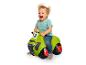 Un jeune enfant s'amuse sur un tracteur Claas gonflable.