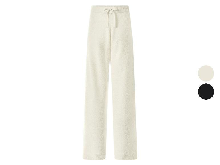 Pantalon de jogging crème et moelleux avec cordon de serrage à la taille, également disponible en noir.
