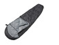 Un sac de couchage gris et noir pour le camping.