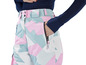 Gros plan sur un pantalon de ski rose et gris avec une fermeture éclair.