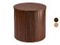 Table d'appoint ronde en bois foncé avec lattes verticales et plateau assorti.