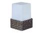 Une lampe blanche dans un panier en osier brun