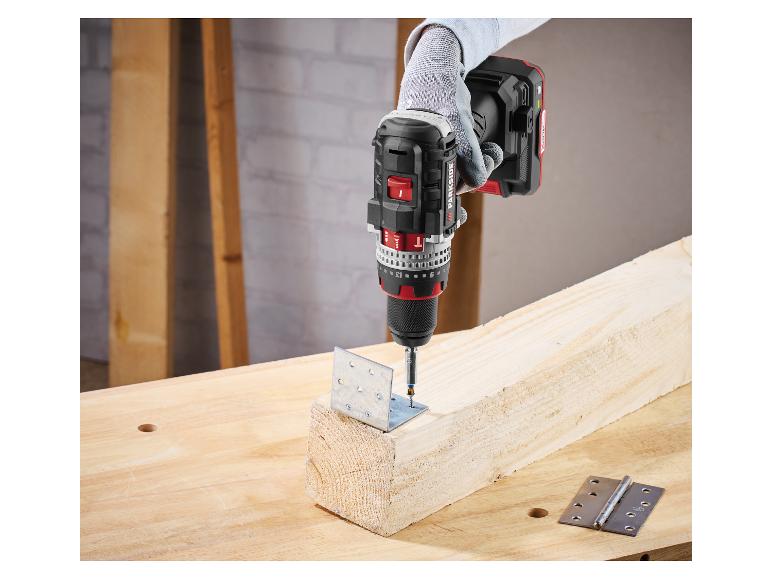 Perceuse-visseuse sans fil fixant un support d'angle à une pièce de bois.