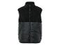 Une veste noire en polaire et duvet.