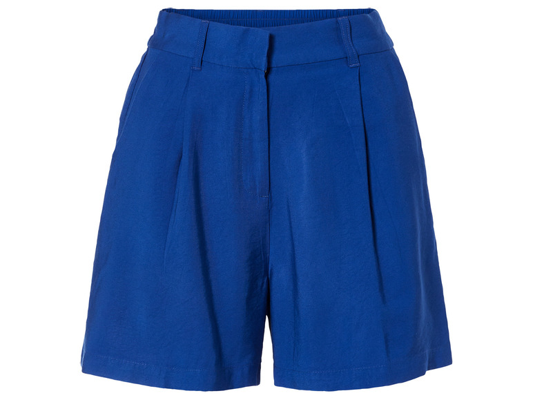 Un short bleu plissé pour femme.