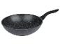 Un wok noir avec une finition marbrée et une poignée noire.