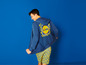 Un homme portant un sweat-shirt à capuche bleu avec un logo Lidl et un short assorti.