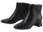 Bottines noires à petit talon.