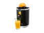 Presse-agrumes noire avec un verre de jus d'orange.