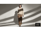 Femme en pull col roulé beige et pantalon marron marchant dans un studio aux jeux d'ombres
