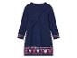 Une robe en tricot bleu marine avec des coeurs roses.