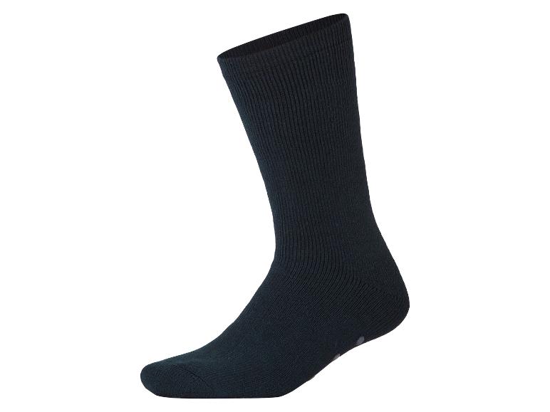 Chaussette noire unie et côtelée sur fond blanc