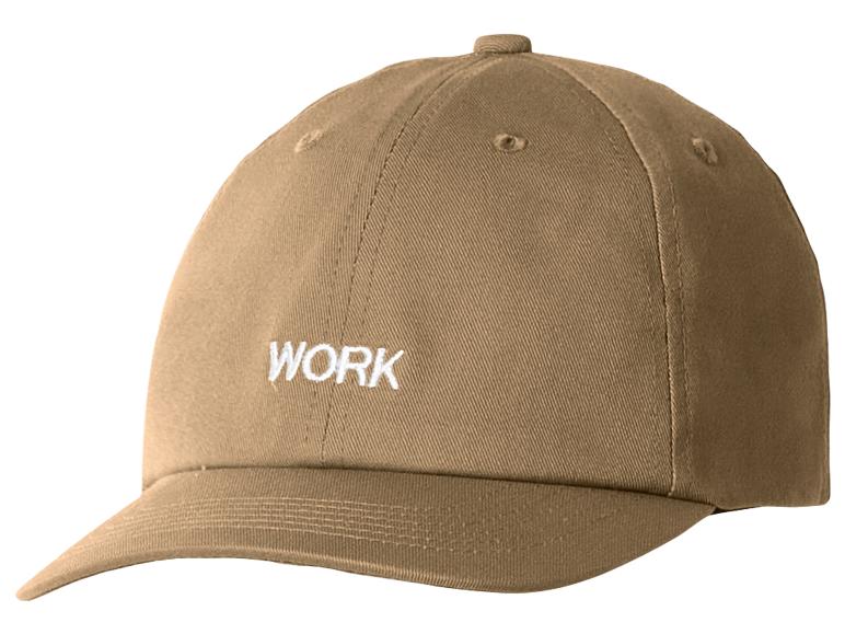 Casquette de baseball beige avec l'inscription blanche « WORK ».