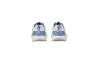 Une paire de chaussures de sport blanches et bleues avec des détails colorés sur la semelle, vues de dos.