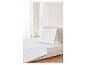 Oreiller et couette blancs sur un lit.