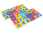 Un tapis de jeu coloré avec des lettres et des chiffres pour les enfants.