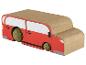 Une voiture de jouet en bois rouge avec des balles d'herbe à chat.