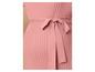 Une robe en tricot rose avec une ceinture.