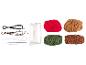 Kit de couture avec fils de laine rouge, marron, vert, noir, blanc et beige, aiguilles et rembourrage.