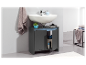 Meuble de salle de bain moderne avec lavabo et armoire de rangement.