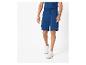 Shorts cargo et baskets blanches pour homme.