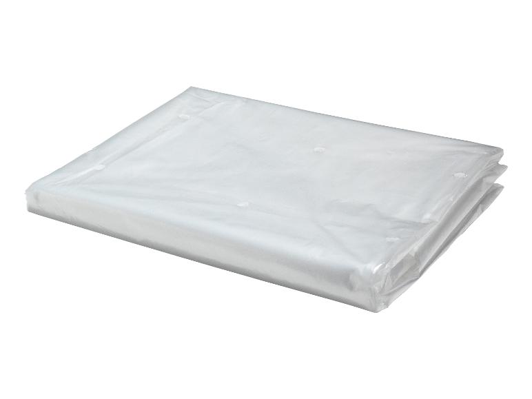Un sac en plastique transparent, plié.