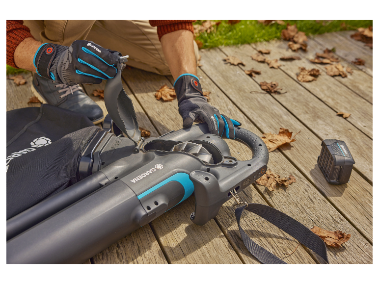 Nettoyeur de feuilles Gardena, avec batterie et gants.