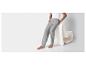 Pantalons de jogging gris et t-shirt blanc.