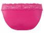 Une culotte rose en dentelle.