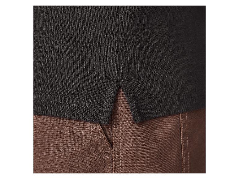 Bas d'un polo noir avec fentes latérales et pantalon marron