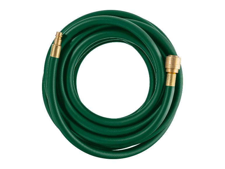 Tuyau d'arrosage vert, enroulé en cercle, avec raccords en laiton